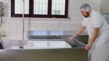 taze peynir kalıpları - peynir fabrikasında koyarak Peynirci'ye