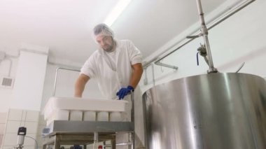 Peynir yapma günlüğü peynir fabrikası - günlüğü adam