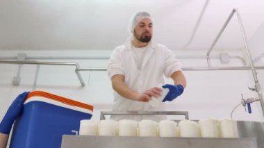 peynir kalıpları içine - peynir üretimi geçen günlük adam