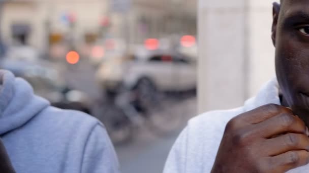 Pensativo Hombre Negro Reflejado Calle — Vídeos de Stock