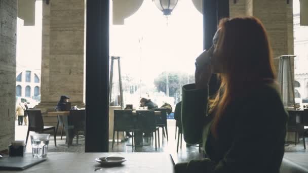 Μοναχική Γυναίκα Αμυδρό Φως Στο Μπαρ Πίνει Ένα Espresso Ρώμη — Αρχείο Βίντεο