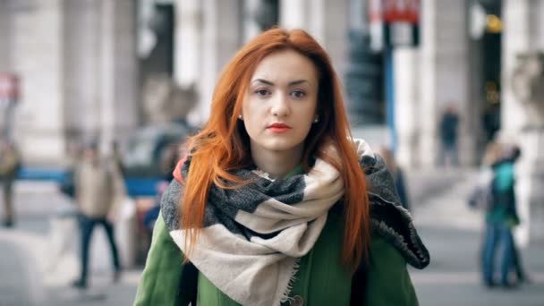 严重的红头发妇女 Lokking 在街上的相机 — 图库视频影像