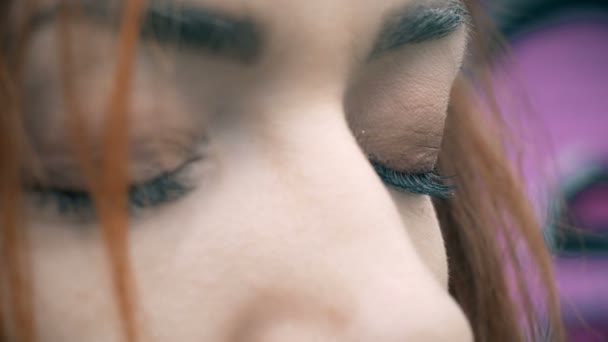 目を閉じて開くマクロを持つ若い女性 — ストック動画