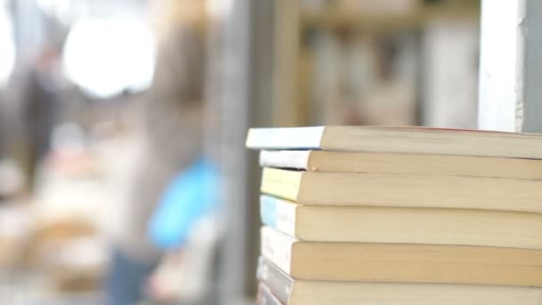 Jeune Femme Intérieur Une Bibliothèque Prend Livre — Video