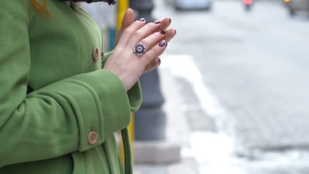 Aspettare Annoiarsi Vicino Mani Donna Nervosa Alla Fermata Dell Autobus — Video Stock