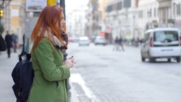 Βαρεθεί Νεαρή Γυναίκα Που Περιμένει Λεωφορείο Στη Στάση Λεωφορείου — Αρχείο Βίντεο