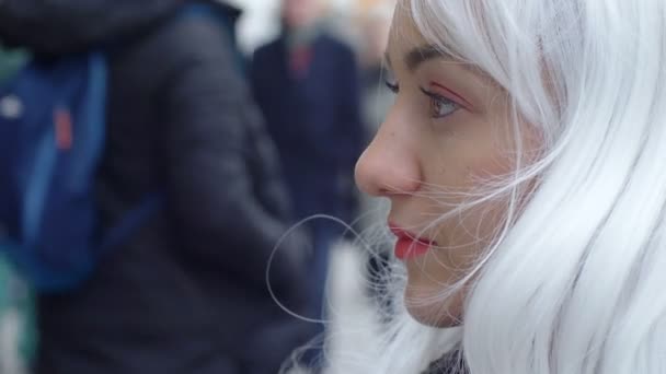 Femme Souriante Avec Perruque Argentée Dans Rue — Video