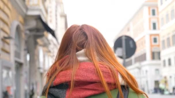 Κοκκινομάλλης Γυναίκα Περπατά Μόνος Μέσα Στην Πόλη — Αρχείο Βίντεο
