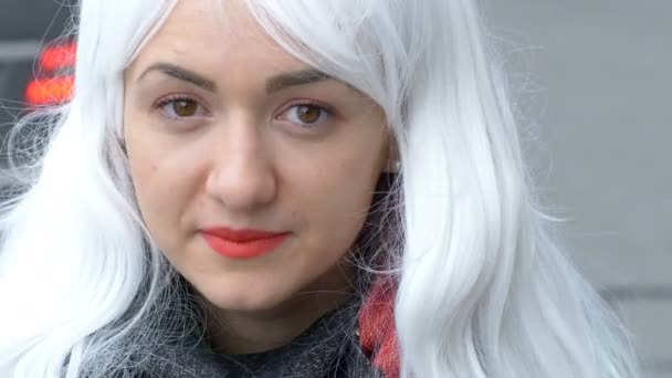 Χαμογελαστή Γυναίκα Ασημένια Περούκα Στο Δρόμο — Αρχείο Βίντεο