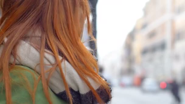 誰かを待っている通りで 物思いにふける孤独な赤髪女性 — ストック動画