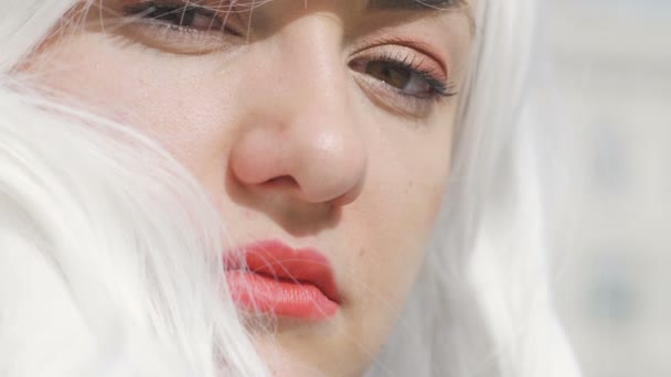 Zamyšlený Krásná Žena Bílou Parukou Zblízka — Stock video
