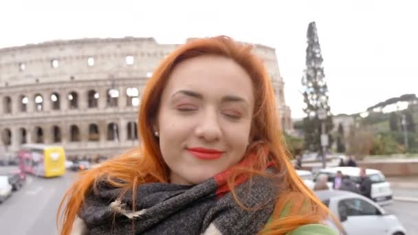 Primer Plano Agradable Mujer Hace Divertido Selfie Con Coliseo Fondo — Vídeo de stock