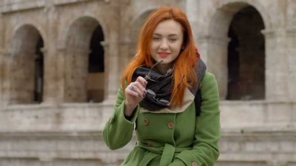Cute Woman Puts Sunglasses Starts Walking Colosseum Background — Stock Video