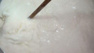 süt kazanı yapımı peynir-Diary peynir fabrikasında karıştırma