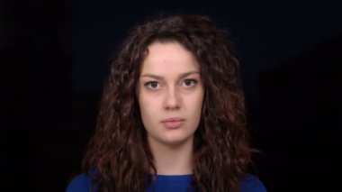 Güzel utangaç kadın kameraya bakarak utandım alır