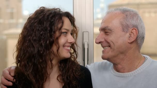 父と娘の愛情 笑顔し — ストック動画
