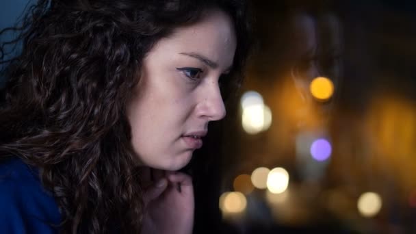 Verdrietig Depressieve Jonge Vrouw Het Raam Bij Nacht — Stockvideo