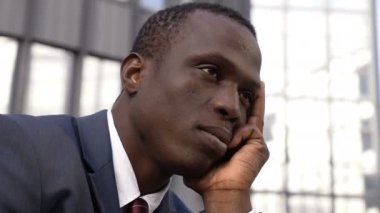 üzgün ve endişeli Afrikalı-Amerikalı iş adamı