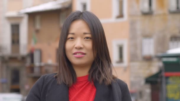 Parkta Genç Çekici Asyalı Kadın — Stok video