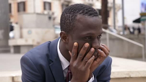 Triste Deprimido Joven Negro Africano Businessmansit Calle — Vídeos de Stock