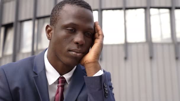 Nachdenklicher Und Besorgter Junger Schwarzer Amerikanischer Geschäftsmann Auf Der Straße — Stockvideo