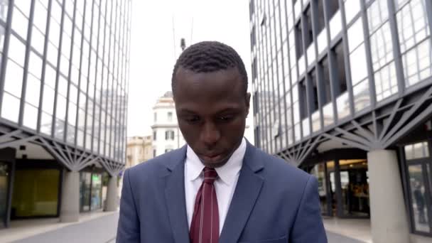 屋外見上げる黒いアフリカのビジネス人 — ストック動画