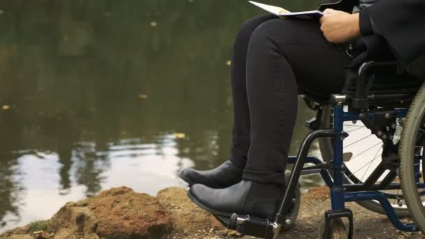 Mujer Silla Ruedas Sola Escribe Diario Aire Libre — Vídeos de Stock