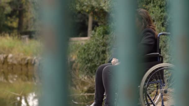 depressive und traurige junge einsame Frau im Rollstuhl - im Freien