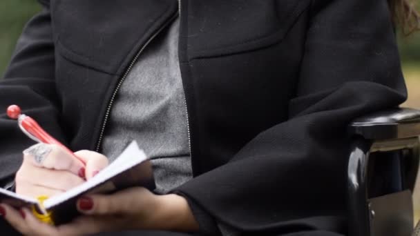 Сумна Жінка Інвалідному Візку Плаче Пише Своєму Щоденнику — стокове відео