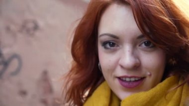 Genç güzel kadın sokakta kamera ile flört ediyor