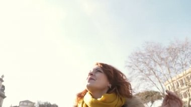 Mutlu genç kadın kendine dönüm gökyüzü, arıyor