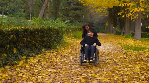 Счастье Радость Женщина Толкает Своего Парня Инвалидное Кресло Парке — стоковое видео