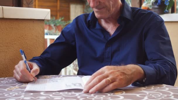 Close Elederly Man Hands Making Crossword Raisonnement Mots Croisés Puzzle — Video