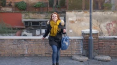 mutlu ve gülümseyen kadın kamera doğru yavaş çalışan