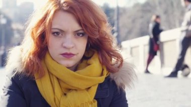 Açık kameraya bakarak kızgın ve ciddi çekici kadın