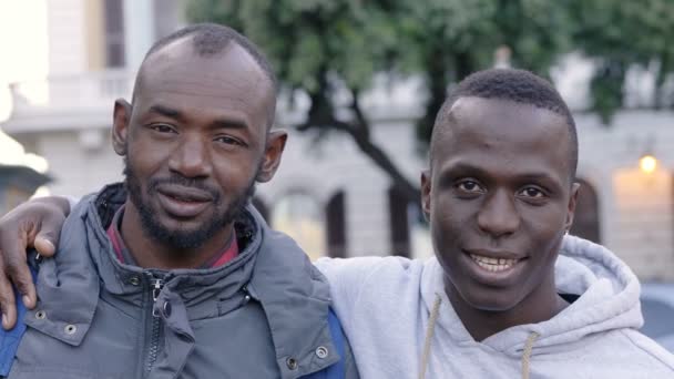 Glücklich Lächelnde Schwarze Männer Die Draußen Vor Der Kamera Lachen — Stockvideo