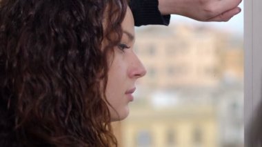 Üzgün düşünceli güzel yalnız kadın vasıl belgili tanımlık pencere