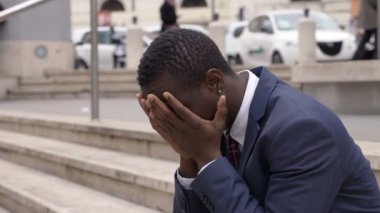 başarısızlık, iş - umutsuz ve endişeli genç sokakta adam siyah.