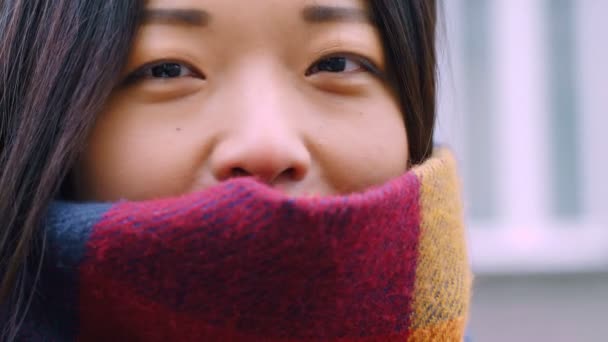 Sorrindo Bonita Asiático Mulher Escondido Pelo Cachecol Livre — Vídeo de Stock