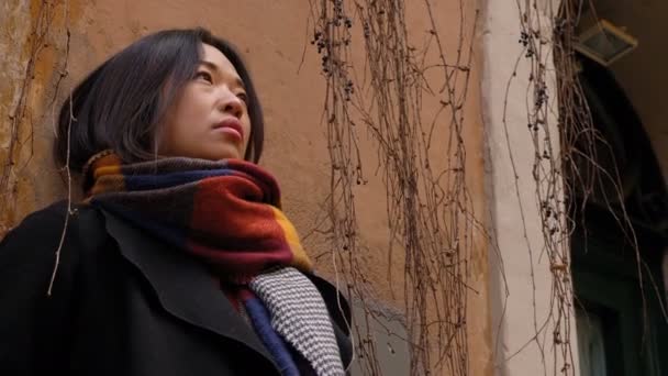 Deprimerad Och Tankfull Ung Kinesisk Kvinna Ensam Gatan — Stockvideo