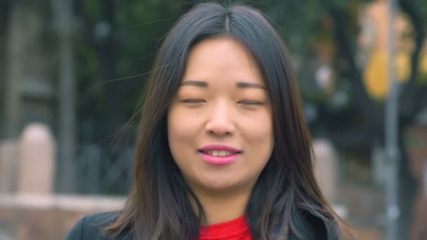 Красивая Китаянка Открывает Глаза Смотрит Камеру Замедленная Съемка — стоковое видео