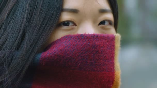 Sorrindo Bonito Chinês Jovem Mulher Escondida Pelo Cachecol Livre Câmera — Vídeo de Stock