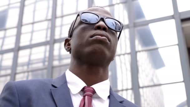 Joven Negro Hombre Negocios Con Gafas Sol Ciudad Éxito Desafío — Vídeos de Stock