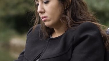 Depresyonda ve üzgün yalnız kadın tekerlekli sandalye-açık yakın çekim
