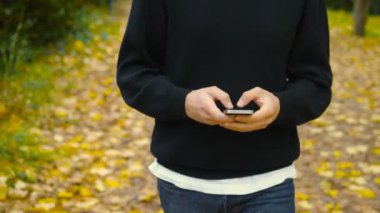 adamın yazarak onsmartphone parkta yürüyüş el