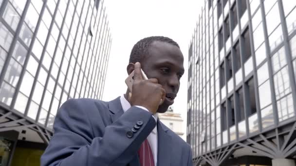 Occupato Nero Africano Manager Strada Parlando Telefono — Video Stock