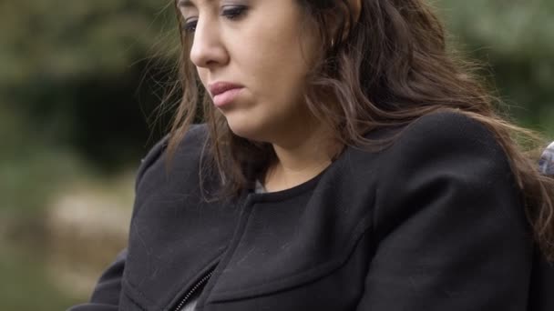 Primer Plano Deprimida Triste Mujer Solitaria Silla Ruedas Aire Libre — Vídeos de Stock
