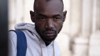 Güzel genç siyah adam açık