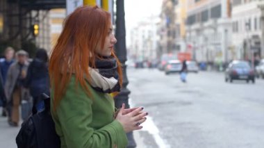 Sıkılmış genç çekici kadın otobüs durağında, Roma, İtalya