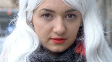 Beyaz liberal şehir-gülen mutlu kadınla karnaval